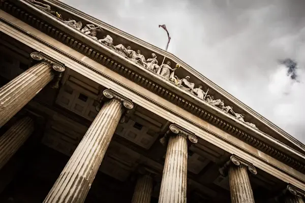 Fachada de un edificio de justicia con columnas clásicas
