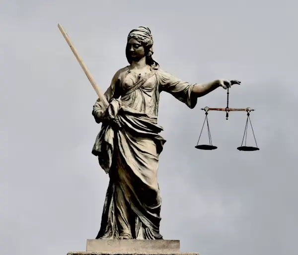 Estatua de la diosa de la justicia sosteniendo una balanza