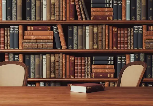 Despacho de abogados con estanterías de libros jurídicos